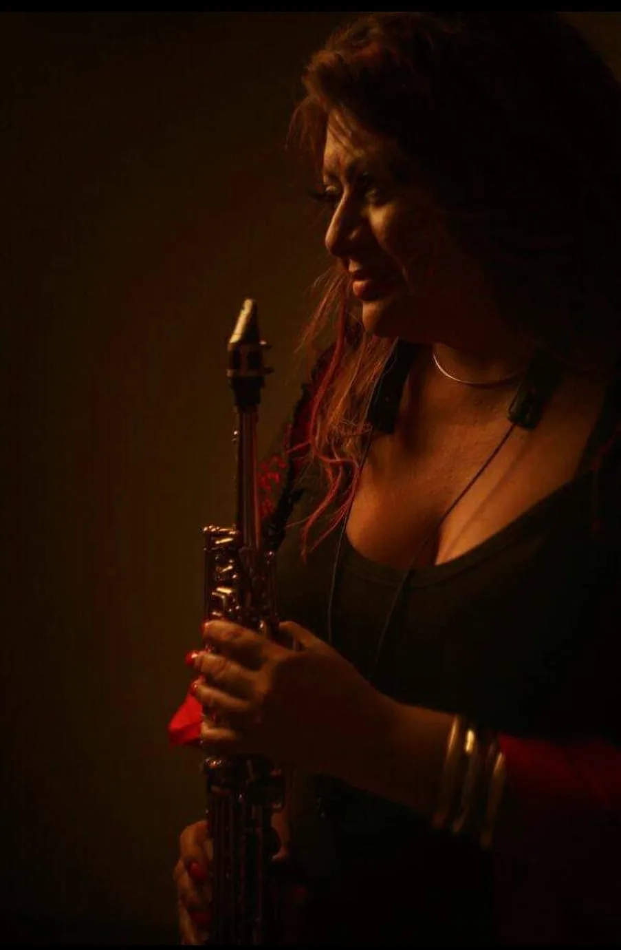Artista tocando saxofón en vivo en Marcelino Cancún